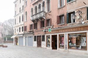 uma rua vazia num edifício antigo com uma loja em Mezzanino 4438 em Veneza