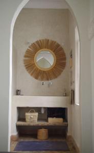 - un couloir avec un miroir dans l'établissement Riad rénové en 2023, idéalement situé, 5 minutes de la place Jemaa El Fna, à Marrakech