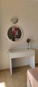biała ławka w pokoju z lustrem w obiekcie River Studios w mieście Paleokastritsa