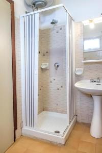 un bagno con doccia e lavandino di Comodo bilocale a Marcelli - M271 a Marcelli Altre 9 foto