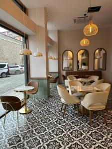 un restaurante con mesas, sillas y espejos en Iris Han Hotel, en Estambul