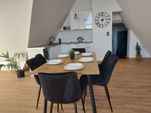 考斯賽力克的住宿－Spanie po Zbóju，一张木桌,配有黑色椅子