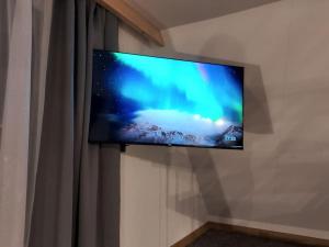 Spanie po Zbóju في كوشتيليسكا: تلفزيون بشاشة مسطحة معلق على الحائط