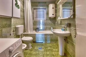 Koupelna v ubytování Apartmani Frlan II. + 121 fotografií