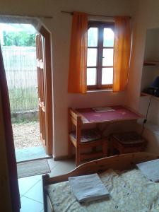 Schlafzimmer mit einem Bett, einem Schreibtisch und einem Fenster in der Unterkunft Penzion U Vejvodu in Třeboň