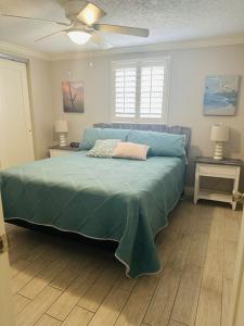 - une chambre avec un lit et une couette verte dans l'établissement Island House Beach Resort V17 villa, à Siesta Key