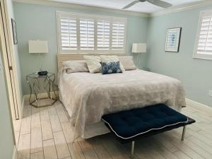 - une chambre avec un grand lit et 2 fenêtres dans l'établissement Island House Beach Resort V17 villa, à Siesta Key