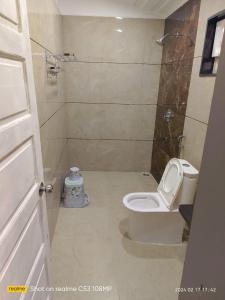 y baño con aseo y ducha. en Singanama RESORT, en Pachmarhī