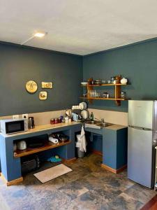 eine Küche mit einer Spüle und einem Kühlschrank in der Unterkunft Restful Retreat in Hilton
