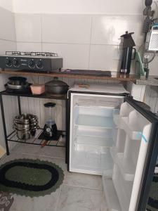 ガラパリにあるTemporada Praia de Setibaの冷蔵庫(キッチン内のドアが開くと冷蔵庫)
