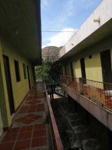 un pasillo de un edificio con mesa y bancos en Hotel La Mata 