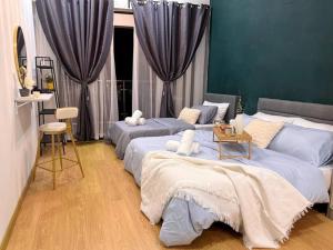 um quarto com três camas e uma mesa em Wind Serenity & FOC Netflix Access Country Garden Danga Bay 3BR # 6-11 pax by Minshuku em Johor Bahru