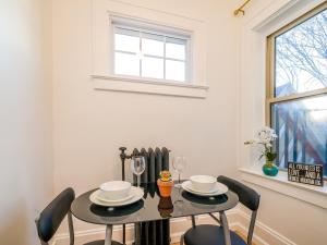 een eetkamer met een tafel en stoelen en een raam bij Highfall Hideaway Your Cozy Escapetvpetswi-fi in Rochester
