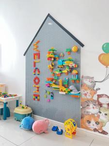 a play room with a toy house and toys at Near Gleaneagles & Legoland-2RB WarmKitten Max7pax-COWAY WaterDispenser in Nusajaya