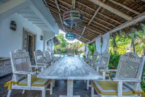 a dining room with a table and chairs at Villa Marine Park - Malindi in Malindi