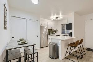 a kitchen with white cabinets and a table and chairs at Lush 2bd In Heart Of Tempe Near Beachparkdtwifi in Tempe