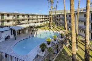 an apartment building with a large pool and palm trees at Lush 2bd In Heart Of Tempe Near Beachparkdtwifi in Tempe