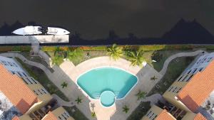 una vista aérea de una piscina en un complejo en Lecheria Thai 3hab 2baños, en El Morro de Barcelona