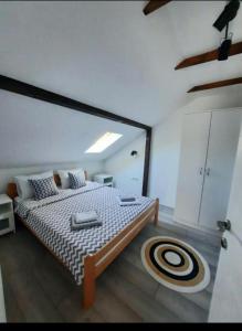 una camera con un grande letto di Galerija Park 1 a Arandjelovac