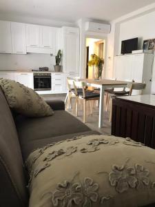 un soggiorno e una cucina con divano e tavolo di VILLA BRIANZA A TAGLIATA DI CERVIA 30 MT MARE a Cervia
