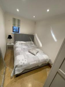 En eller flere senge i et værelse på Little Kent End Cottage