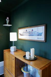 a desk with a picture of a cruise ship at Maison au cœur des vignes in Épernay