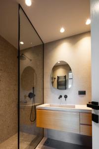 Ett badrum på Panorama Luxury Suites