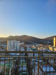 uma vista da cidade a partir da varanda de um edifício em Moonlight Sonata em Bucheon