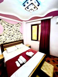 Postel nebo postele na pokoji v ubytování Georgian Palace Hotel