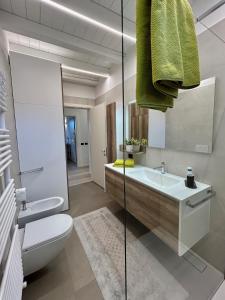 Soranza Suite في كاستيلفرانكو فينيتو: حمام به مرحاض أبيض ومغسلة