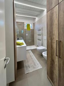 bagno con lavandino e servizi igienici di Soranza Suite a Castelfranco Veneto