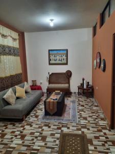 uma sala de estar com um sofá e uma mesa em Hostería Chambira em Puerto Francisco de Orellana