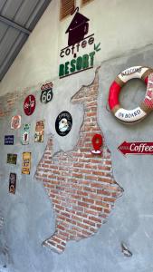 Certifikát, hodnocení, plakát nebo jiný dokument vystavený v ubytování Coffee and Resort