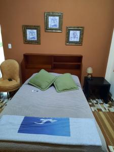 1 dormitorio con 1 cama con edredón azul en Hostería Chambira, en Puerto Francisco de Orellana