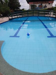 una piscina con una pelota en el suelo en Hostería Chambira, en Puerto Francisco de Orellana