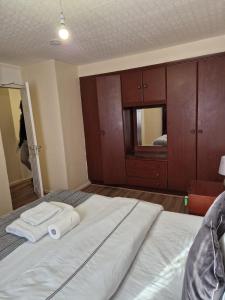 Un pat sau paturi într-o cameră la Dagenham Contractors Favourite