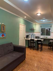 ein Wohnzimmer mit einem Sofa und einer Küche in der Unterkunft Casa en Las termales in Gracias