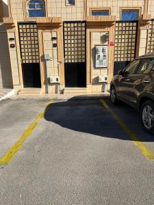 auf einem Parkplatz vor einem Gebäude geparkt in der Unterkunft بوتيك هاوس بتصاميم مميزة وأنيقة in Ha'il