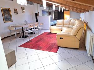 un soggiorno con divano e tavolo di Lunga Via Delle Dolomiti a Calalzo