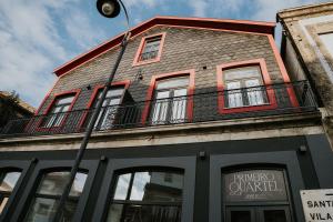 Un edificio con un balcón en la parte superior. en Primeiro Quartel Apartments - 4, en Peso da Régua