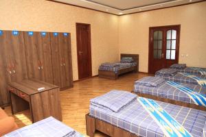 Ένα ή περισσότερα κρεβάτια σε δωμάτιο στο Yellow Hostel Dushanbe