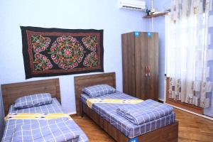 Ένα ή περισσότερα κρεβάτια σε δωμάτιο στο Yellow Hostel Dushanbe