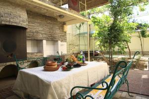 een tafel met een witte tafeldoek en fruit erop bij Yellow Hostel Dushanbe in Doesjanbe