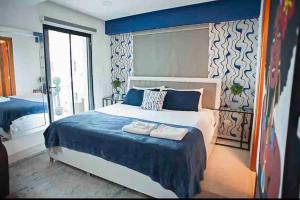 1 dormitorio con 1 cama con 2 toallas en Oceanview Artisans Relax, en Santo Domingo