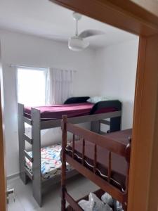 Katil dua tingkat atau katil-katil dua tingkat dalam bilik di Apartamento para 6 pessoas bairro pereque mirim