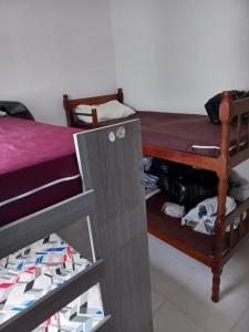 Krevet ili kreveti na sprat u jedinici u okviru objekta Apartamento para 6 pessoas bairro pereque mirim