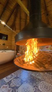 a fire pit in a room with flames in it at Green Valley Refuge in Urubici