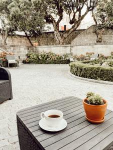 een kopje koffie zittend op een houten tafel bij Quinta Costa da Estrela in Gouveia