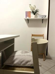 a white room with a chair and a table at L'Angolino di Giò in Pescantina
