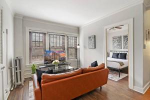 a living room with a couch and a bed at Stylish and Modern 1-Bedroom Apartment - Kenwood 508 in Chicago